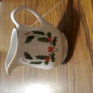 CREAMER Fine China/Japan-White-Christmas-Holly Leaves-Red Berries-Gold Bands-EC